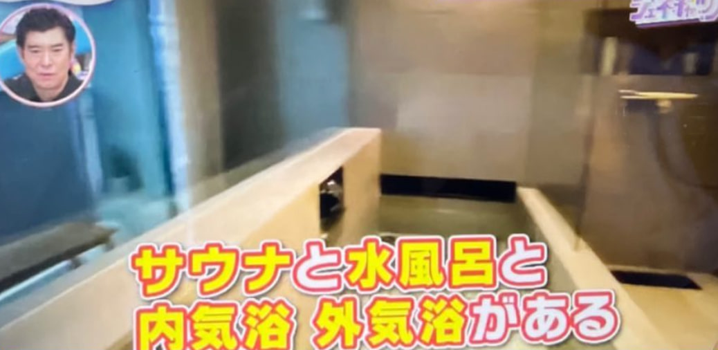 放送画面。ARCHの水風呂に「サウナと水風呂と内気浴 外気浴がある」のテロップ