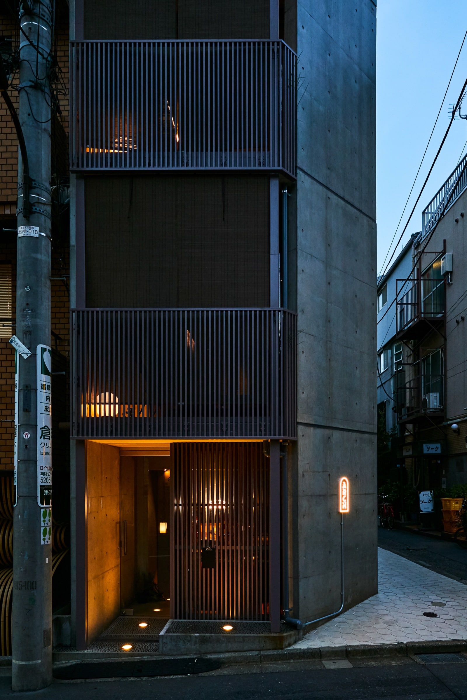 夜の外観・路地にひっそりと佇むARCH